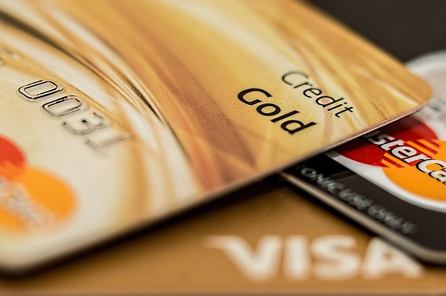 Zalety kredytu odnawialnego - czy różni się od karty kredytowej?