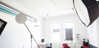 Chcesz zostać fotografem? Zobacz w co wyposażyć swoje studio fotograficzne.